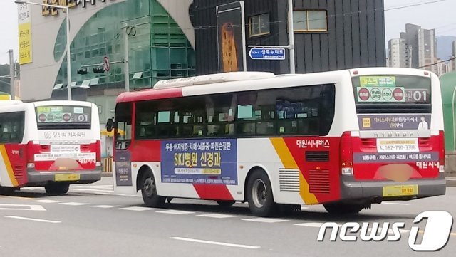 24일 오후 광주 서구 한 도로에서 진행방향이 다른 순환01번 버스가 나란히 주행하고 있다.2020.9.24 /뉴스1 © News1