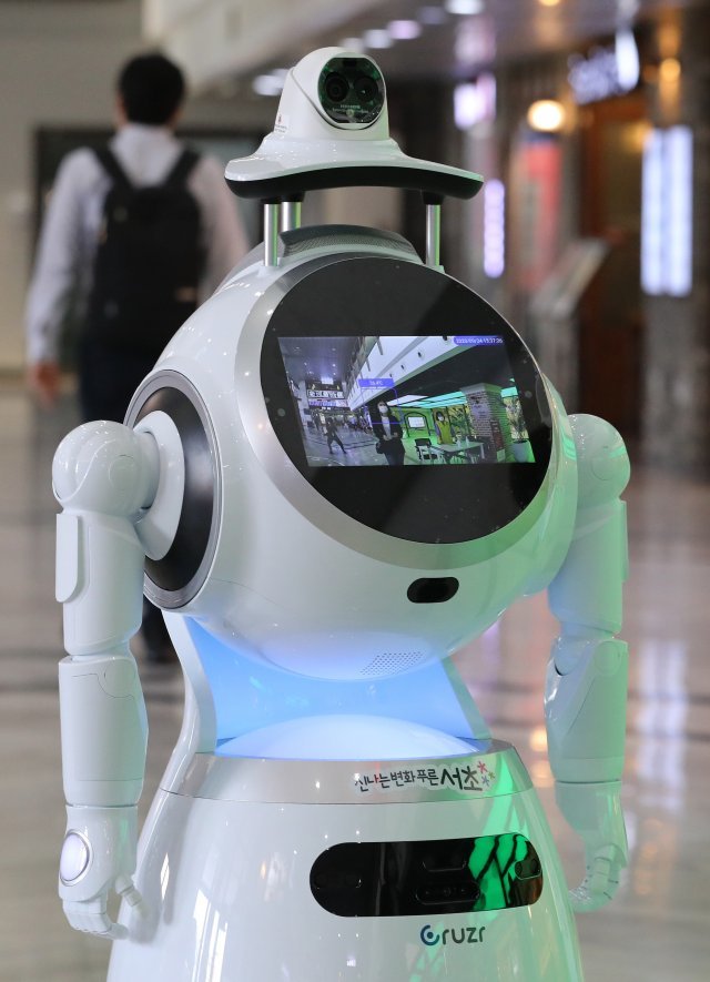 1.2m 높이의 머리가 작은 이 로봇이 탑승객들의 체온을 측정하고 있습니다. 송은석기자 silverstone@donga.com