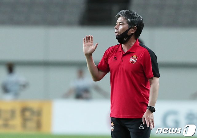 5일 오후 서울 마포구 상암동 서울월드컵경기장에서 열린 프로축구 ‘하나원큐 K리그 2020’ FC서울과 부산 아이파크의 경기에서 FC서울 김호영 감독대행이 선수들에게 지시하고 있다. 2020.9.5 © News1