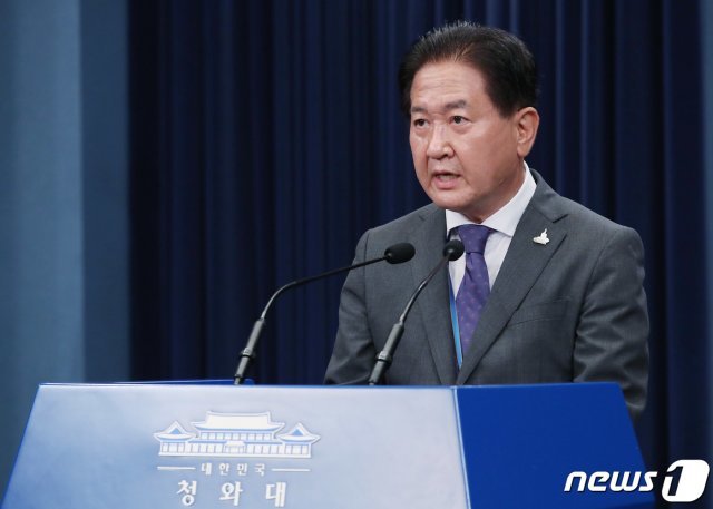 서주석 청와대 국가안전보장회의(NSC) 사무처장이 24일 오후 청와대 춘추관에서 연평도 인근 해상에서 실종된 어업 지도 공무원 A씨가 자진월북을 시도한 뒤 북측의 총격으로 사망한 것과 관련한 브리핑을 하고 있다.  2020.9.24/뉴스1 © News1