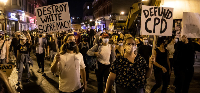 23일 미국 시카고의 위커파크 지역에서 시위대가 ‘브레오나 테일러 사건’에 대한 대배심 결정에 항의하며 행진하고 있다. 시카고=AP 뉴시스