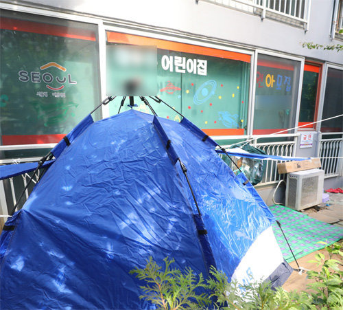 신종 코로나바이러스 감염증(코로나19) 확진자 14명이 나온 서울 강서구 어린이집이 24일 굳게 닫혀 있다. 해당 어린이집은 
아파트 1층에 위치한 ‘가정 어린이집’으로 최초 확진자가 발생한 22일부터 다음 달 6일까지 운영을 중단하기로 했다. 뉴시스