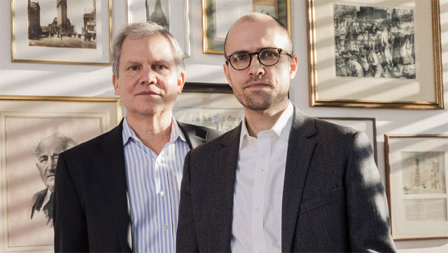 아서 옥스 설즈버거 주니어 뉴욕타임스 회장(왼쪽)과 아들인 아서 그레그 발행인. 뉴욕타임스(NYT) 캡처