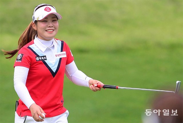 5월에 열린 한국여자프로골프(KLPGA)투어 E1 채리티오픈에서 와이어 투 와이어 우승을 차지한 이소영은 현재 대상 포인트 랭킹 선두(300점)를 달리고 있다. 비결은 퍼팅. 그는 “E1 채리티오픈에서는 내가 생각해도 신들린 퍼팅이 많이 나왔다”며 “퍼팅은 자신만의 감을 찾는 게 중요한데 이 대회가 큰 도움이 됐다”고 말했다. E1 채리티오픈 우승 뒤 웃고 있는 이소영. 동아일보DB