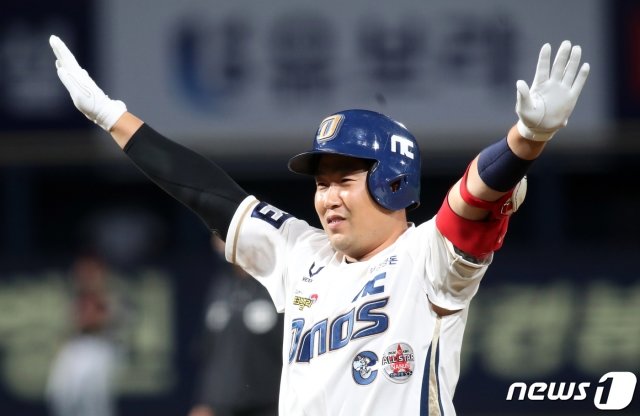 24일 오후 창원NC파크에서 열린 2020 프로야구 신한은행 SOL KBO리그 NC 다이노스와 LG 트윈스의 경기에서 8회말 1사 주자 1,2루 상황 NC 양의지의 1타점 적시타를 치고 세리머니를 하고 있다. 2020.9.24/뉴스1 © News1