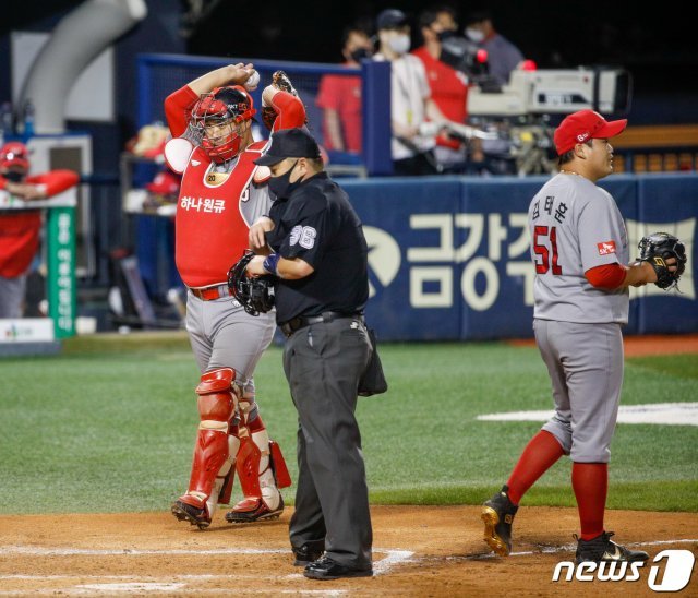 22일 오후 서울 송파구 잠실야구장에서 열린 프로야구 2020 신한은행 SOL KBO 리그 SK 와이번스와 LG 트윈스의 경기 6회말 2사 2,3루 상황 LG 유강남 타석때 SK 포수 이재원이 폭투로 실점을 허용한 뒤 아쉬워하고 있다. 2020.9.22 © News1