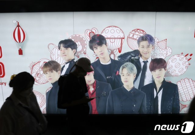 1일 오전 서울 중구 롯데면세점에 BTS의 광고판 앞으로 시민들이 지나가고 있다. 2020.9.1/뉴스1 © News1