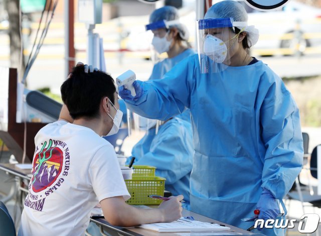 의료진이 코로나19 검체 채취전 발열 검사를 하고 있다.(뉴스1 DB)2020.9.13/뉴스1 © News1