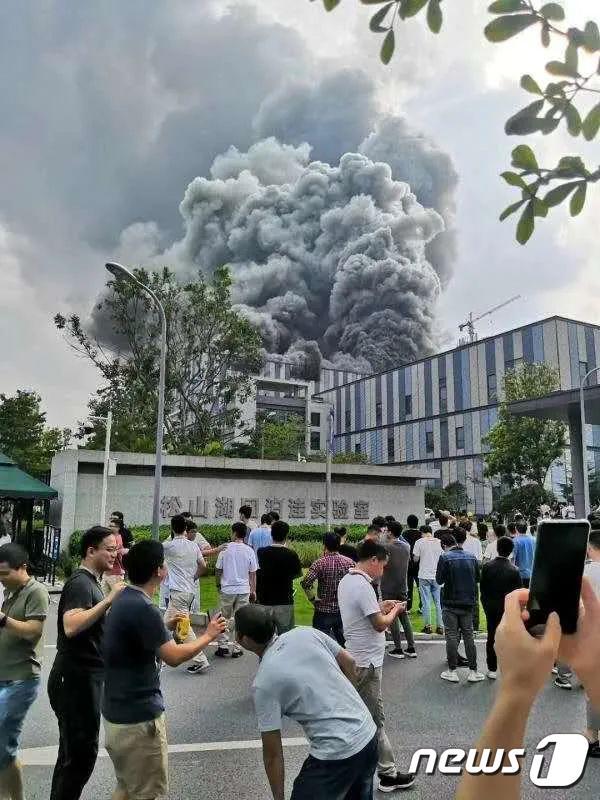 25일 화웨이 광둥성의 한 R&D 시설에서 화재가 발생해 연기가 나고 있다. (중국 바이두의 콘텐츠플랫폼 바이자하오. © 뉴스1