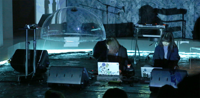 앰비언트 뮤직 듀오 ‘살라만다’가 공연을 하고 있다. 노트북과 컨트롤러를 이용해 미리 준비한 음원을 실시간으로 변형하는데, 빛을 활용한 시각적 연출도 가미한다. 일민미술관 제공