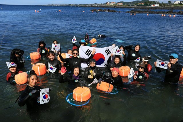 제주시 한림읍 귀덕2리 한수풀해녀학교의 해녀 강사와 학생들이 8월 15일 수업 중에 태극기를 들고 광복절 퍼포먼스를 펼치고 있다. 한수풀해녀학교 제공