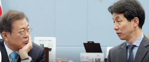 청와대 상황실장 시절 문재인 대통령과 이야기하고 있는 윤건영 더불어민주당 의원. (페이스북 갈무리) ⓒ 뉴스1