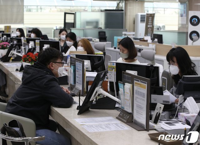 서울 한 은행 영업점 모습. 2020.3.31/뉴스1 © News1