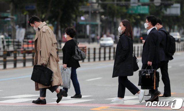 지난 21일 오전 서울 광화문 네거리에서 선선해진 날씨에 긴팔과 외투를 입은 시민들이 출근길 발걸음을 옮기고 있다. 2020.9.21/뉴스1 © News1