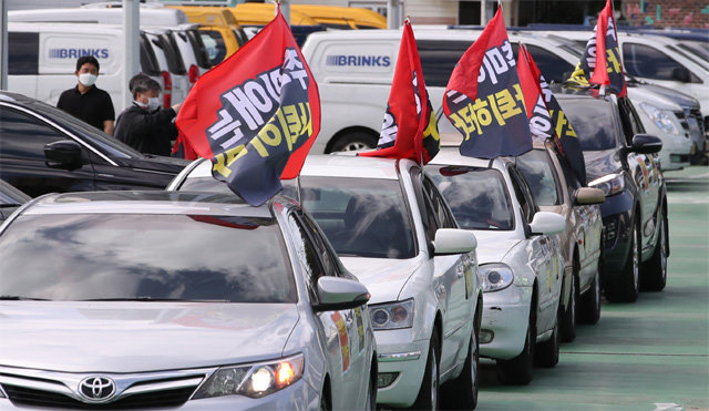 26일 보수 단체인 ‘새로운 한국을 위한 국민운동’ 회원들이 서울 마포구 유수지 주차장에서 추미애 법무부 장관의 사퇴를 촉구하며 차량 행진을 하고 있다. 뉴스1