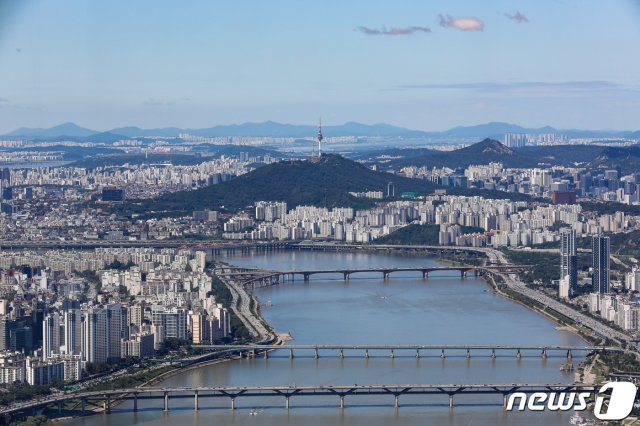 13일 오후 서울 송파구 롯데월드타워 전망대 서울스카이에서 맑은 하늘이 보이고 있다. 2020.9.13/뉴스1 © News1