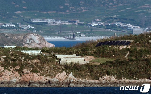 26일 오전 인천 옹진군 대연평도에서 북한 장재도 뒤로 보이는 황해도 강령군 해안마을이 적막하다. 2020.9.26/뉴스1 © News1