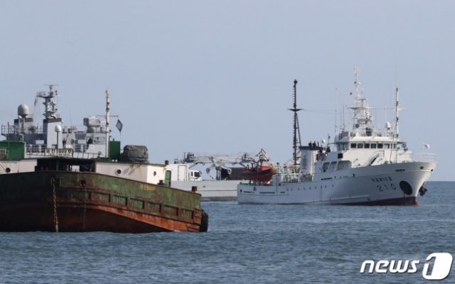 서해 북방한계선(NLL) 인근 해상에서 실종된 공무원이 승선했던 어업지도선 무궁화10호가 24일 오후 해양경찰의 조사를 위해 대연평도 인근 해상에 정박해 있다. 출처= 뉴스1