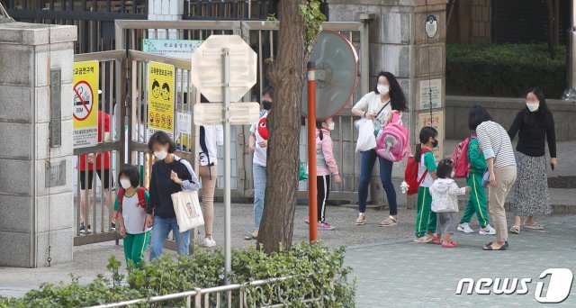 수도권 등교수업이 재개된 지난 21일 서울 시내 초등학교에서 학생들이 하교하고 있다. /뉴스1 © News1