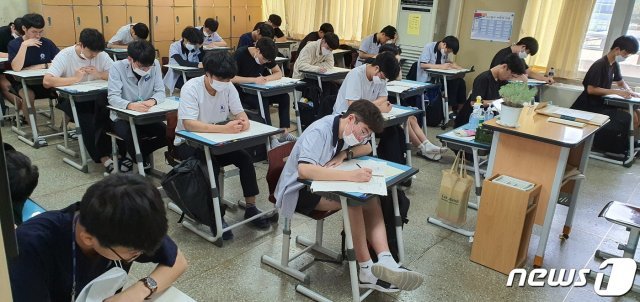 충북 청주 한 고등학교 학생들이 지난 16일 2021학년도 대학수학능력시험 9월 모의평가 시험을 치르고 있다…(충북교육청 제공).© News1
