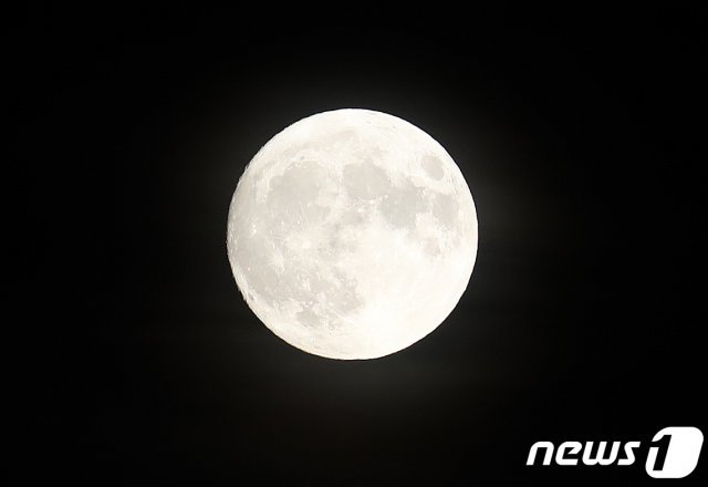 지난 2019년 추석인 9월13일 저녁 서울 도심에서 바라본 하늘에 보름달이 떠있다. 2019.9.13/뉴스1 © News1