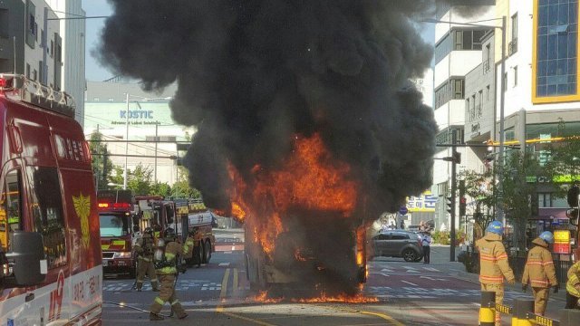경기도 김포시 풍무동의 한 도로를 달리던 마을버스에 갑자기 불이나 차량이 전소했다. 김포소방서 제공