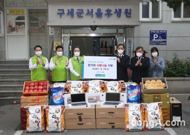 이성희 농협중앙회 회장(왼쪽에서 세 번째)은 28일 서울 서대문구에 위치한 구세군서울후생원을 방문해 한가위 사랑나눔 행사를 진행한 후 기념사진을 찍고 있다. 농협 제공