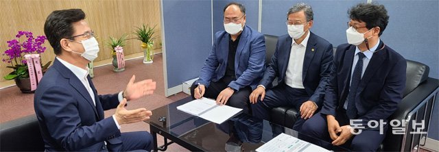 허태정
 대전시장이 25일 대전과학산업진흥원 업무보고에 앞서 과학 분야 전문가들과 환담하고 있다. 왼쪽부터 허 시장, 민병권 
과학특별보좌관, 김명수 과학부시장, 고영주 대전과학산업진흥원장. 이기진 기자 doyoce@donga.com