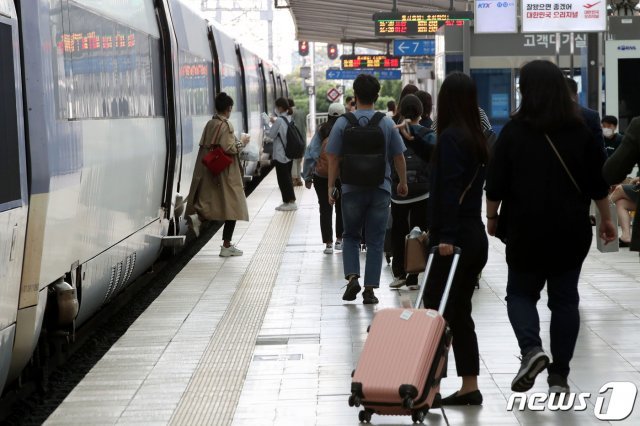 추석 명절을 앞둔 지난 27일 서울역에서 시민들이 열차에 탑승하기 위해 이동하고 있다.2020.9.27 © News1