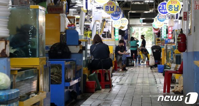 신종 코로나바이러스 감염증(코로나19) 여파로 명절마저 ‘비대면’으로 지내려는 분위기가 형성되면서 전통시장의 수입이 급격하게 감소하고 있다. 2020.9.28 © News1