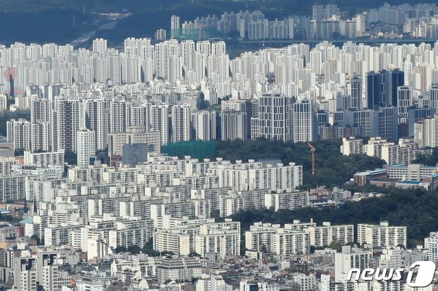 2020년 1~8월 서울 아파트 전셋값이 5년 만에 가장 높은 상승률을 기록한 것으로 조사됐다. 17일 부동산114에 따르면 올해 1~8월(지난해 말~8월 말 기준) 서울 아파트 전셋값은 5.9% 상승했다. 이는 2015년(16.96% 상승) 이후 연간 상승률을 뛰어넘은 수치다. 사진은 18일 서울 시내 아파트 단지 모습. 2020.9.18 © News1