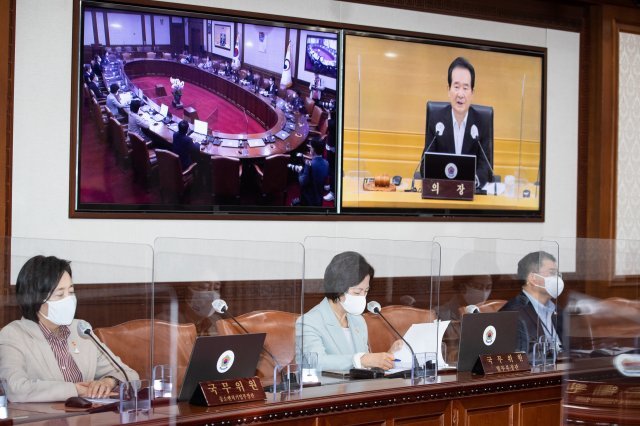 국무위원들이 29일 서울 종로구 정부서울청사에서 열린 국무회의에서 영상을 통해 정세균 국무총리의 모두발언을 경청하고 있다. 사진=뉴스1