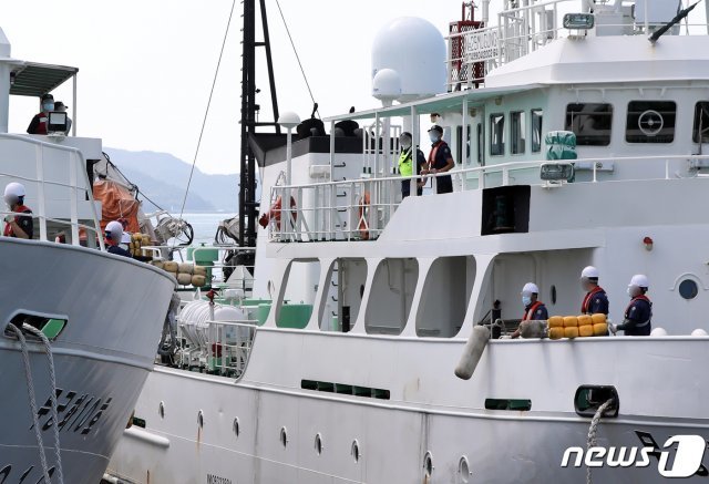 어업지도선 무궁화 10호가 27일 전남 목포 해양수산부 서해어업관리단 국가어업지도선 전용부두에 정박하고 있다. 무궁화 10호는 서해 최북단 연평도 해상에서 실종된 후 북한군 총격으로 인해 피살된 해양수산부 서해어업관리단 소속 공무원 이모씨가 탑승했던 어업지도선이다. 2020.9.27/뉴스1 © News1