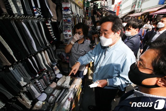 추석 연휴를 하루 앞둔 29일 서울 중구 남대문시장을 찾은 더불어민주당 이낙연 대표가 양말가게에서 양말을 고르고 있다. 2020.9.29/뉴스1 © News1