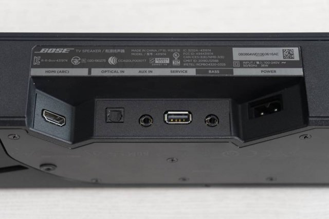 좌측부터 HDMI-ARC, 광단자, AUX 출력이 있고, 서비스센터용 USB 포트와 베이스 연결용 단자가 배치돼있다. 출처=IT동아