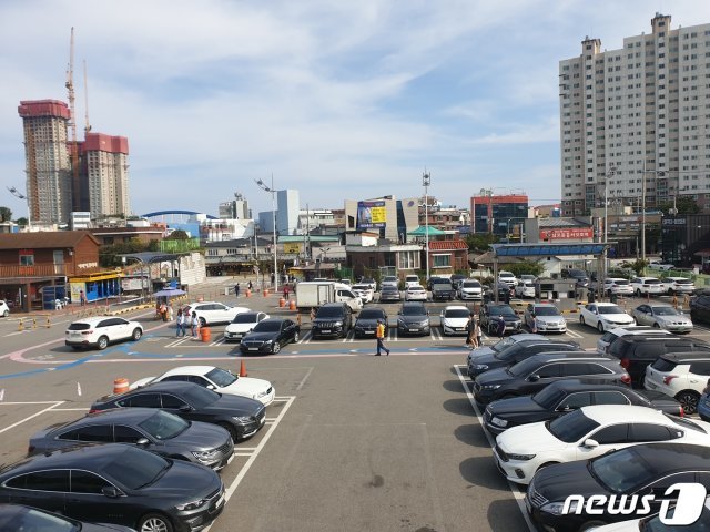 추석 연휴(30일~10월4일)를 하루 앞둔 29일 강원 속초중앙시장 인근 지상 주차장은 추석 연휴 여행객이 타고 온 차량들로 가득 찼다. © 뉴스1