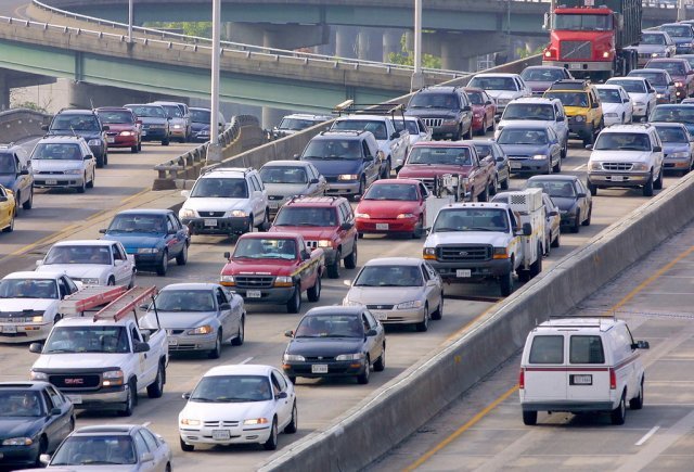 미국 추수감사절에는 고향 방문 인구가 급증하면서 고속도로가 몸살을 앓는다. 올해는 이동 자제 권고가 나온 만큼 교통 체증도 줄어들 것으로 보인다. WTTV