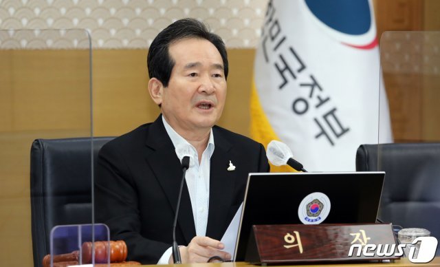 정세균 국무총리가 29일 정부세종청사 국무회의장에서 열린 서울-세종 영상 국무회의에서 모두발언을 하고 있다. 2020.9.29/뉴스1 © News1