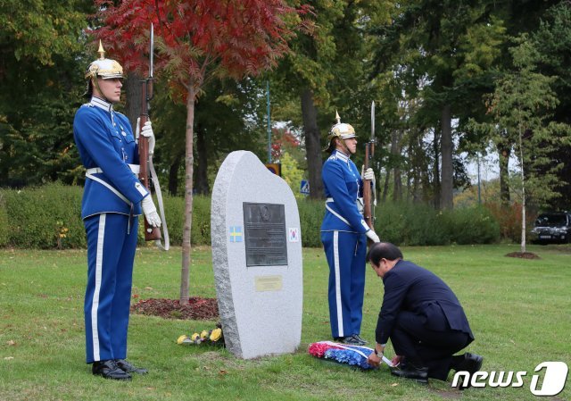 박병석 국회의장이 29일(현지시간) 스웨덴 스톡홀름에 위치한 한국전 참전기념비를 찾아 헌화하고 있다.(국회 제공) © 뉴스1