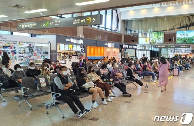 추석 연휴 첫날인 30일 오후 김해공항 국내선 청사 대합실에서 이용객들이 대기하고 있다.2020.9.30/뉴스1©