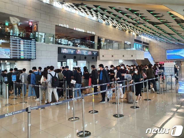 30일 오후 추석 연휴를 맞아 고향을 찾거나 여행을 가려는 이용객들이 김포공항 국내선 탑승장에 줄을 서 있다. © 뉴스1