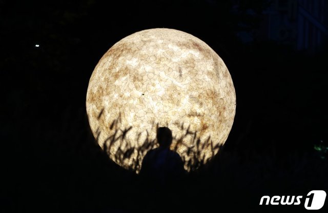 추석을 하루 앞둔 30일 오후 시민들이 서울 노원구 당현천에 설치된 보름달 조형물 ‘소원’을 감상하고 있다. 2020.9.30/뉴스1 © News1