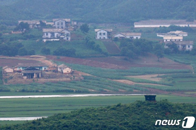 경기도 파주 오두산 통일전망대에서 바라본 북한 황해북도 개풍군 일대. 2020.6.25/뉴스1 © News1