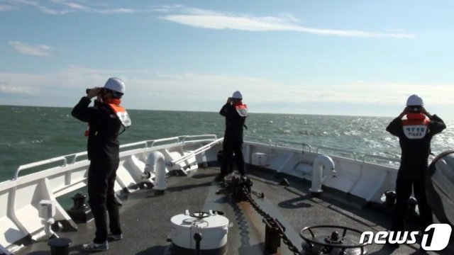 해양경찰 청이 어업지도선 공무원 시신 및 유류품을 수색하고 있다. (인천해경 제공) /뉴스1