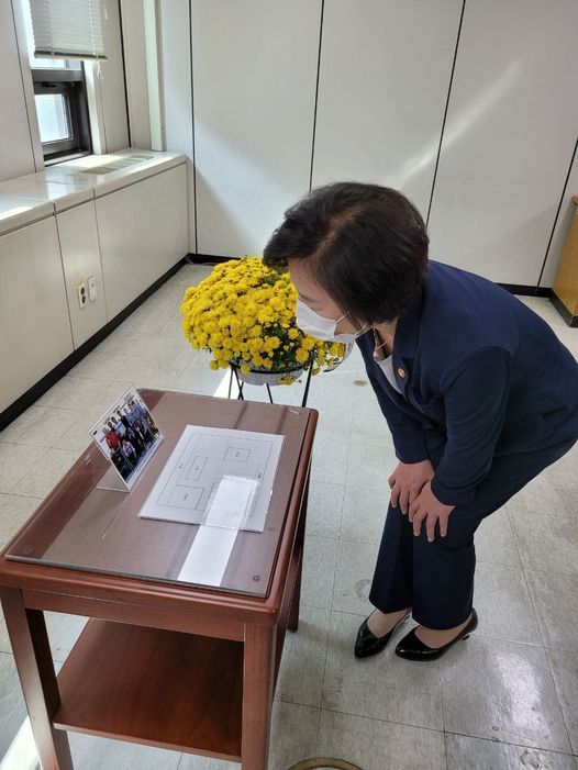 故 김홍영 검사의 검사실을 방문한 추미애 장관. 출처= 페이스북