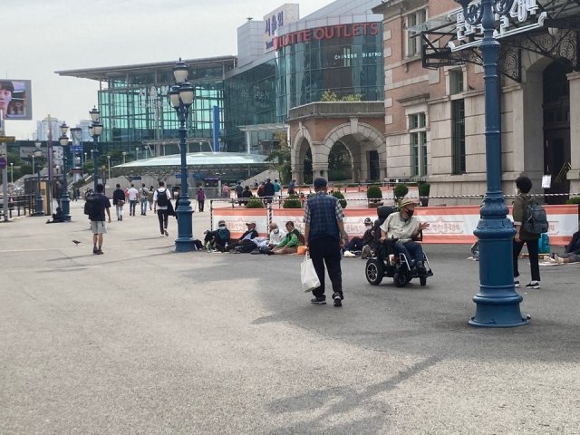 추석 연휴 전날인 지난 29일 오후, 노숙인들이 서울역 광장에 삼삼오오 모여 있다.© 뉴스1