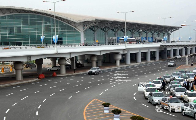 김해공항 국제선 청사 전경. 동아일보DB