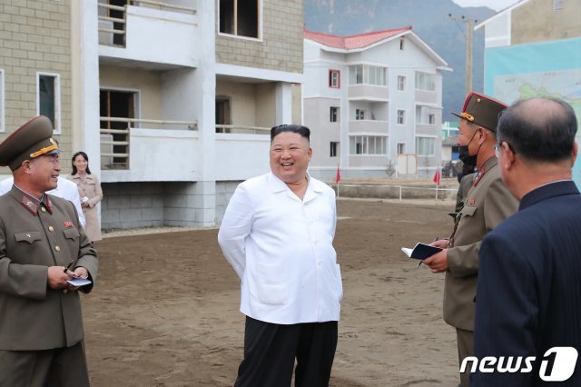 김정은 북한 국무위원장이 강원도 김화군 수해 복구 현장을 현지시찰했다고 노동당 기관지 노동신문은 2일 전했다. 이날 약 두 달 동안 모습을 감췄던 김여정 당 제1부부장이 공식석상에 모습을 드러내 눈길을 끈다. (평양 노동신문=뉴스1)