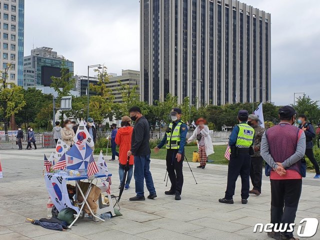 광화문광장 인근에서 항의하는 보수단체 회원들 202010.02 © 뉴스1