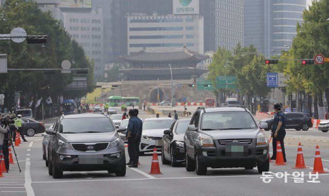 보수단체의 개천절 집회가 예고된 가운데 3일 서울 광화문 광장 일대는 돌발적인 집회를 차단하기위해 광화문 광장으로 이어지는 도로에서 검문이 실시 되고 있다. 원대연 기자 yeon72@donga.com